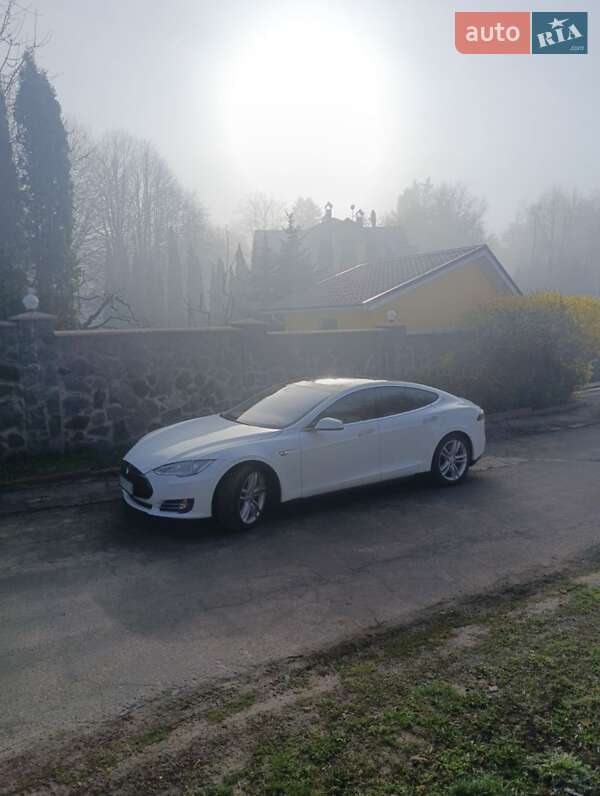 Tesla Model s (2015)