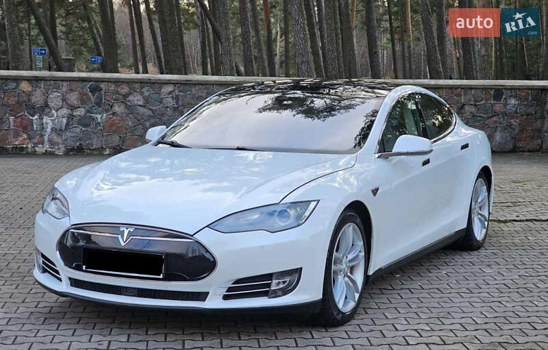 Tesla Model s (2015)