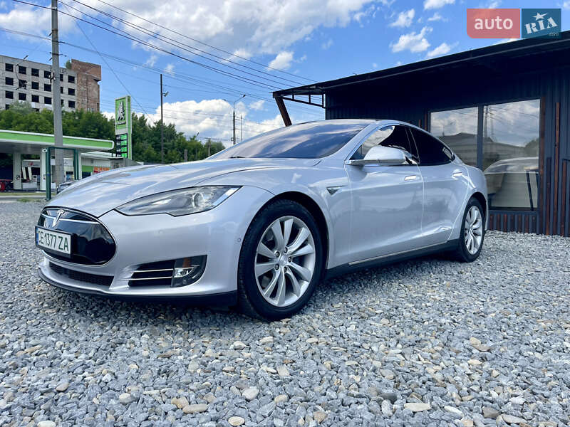Tesla Model s (2015)