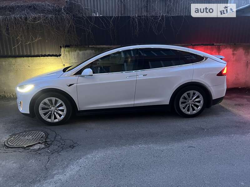 Tesla Model x (2020)