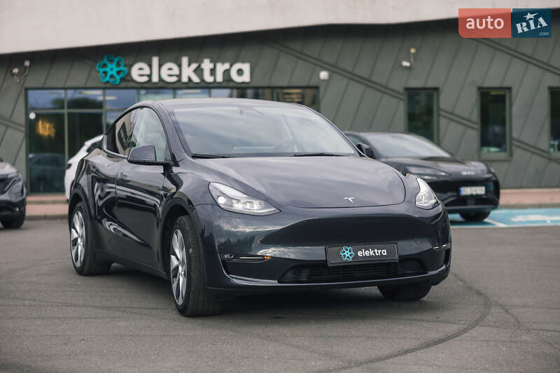 Tesla Model y (2024)