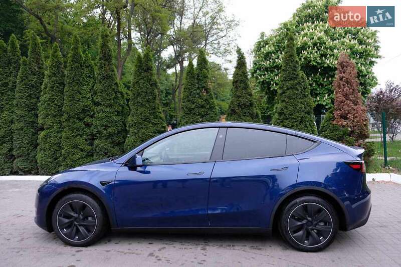 Tesla Model y (2024)