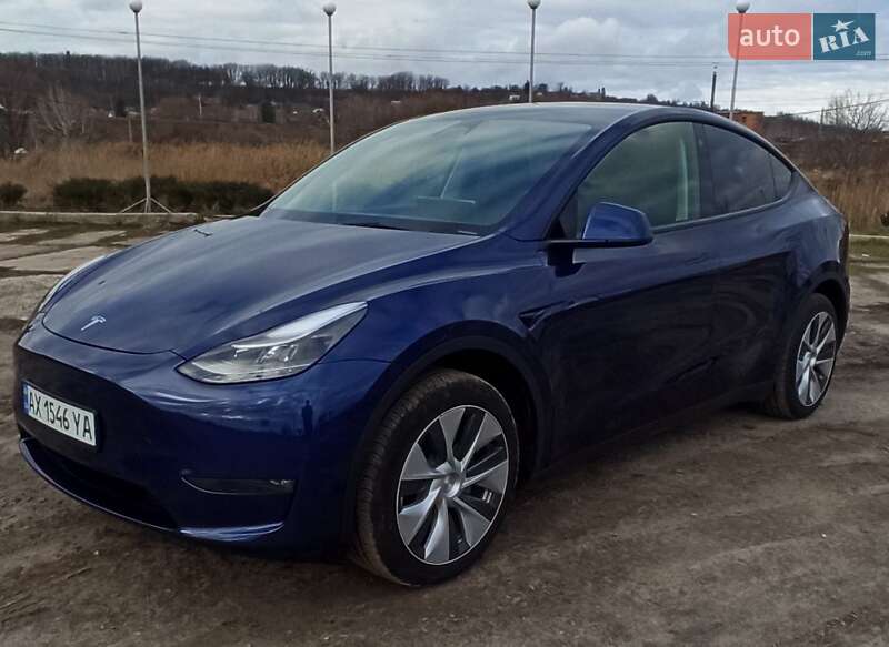 Tesla Model y (2023)