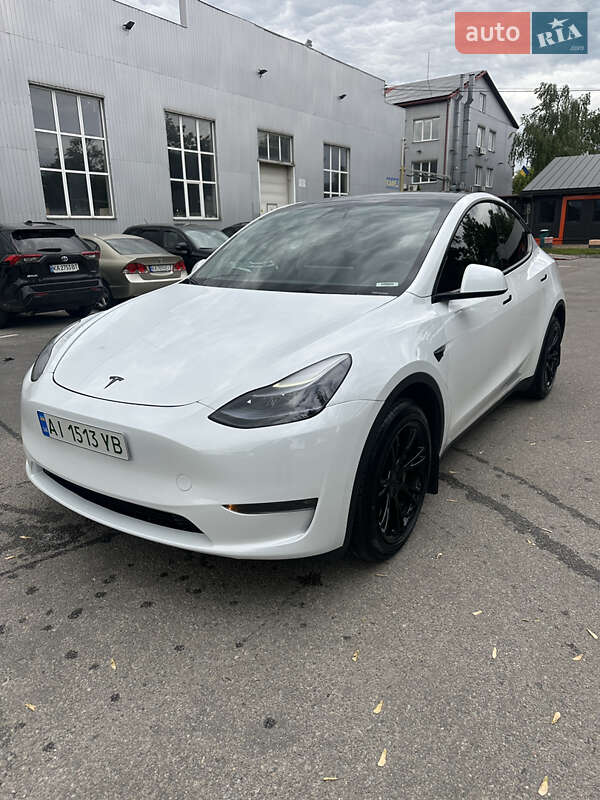 Tesla Model y (2023)