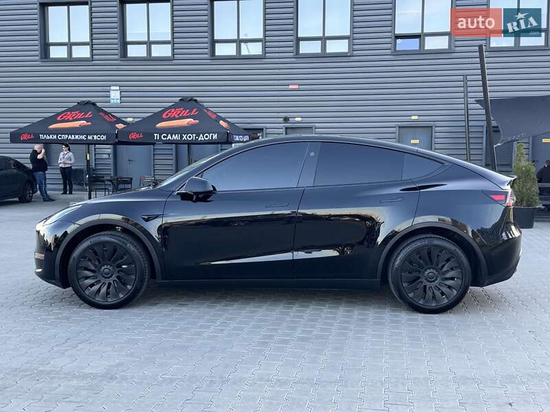 Tesla Model y (2024)