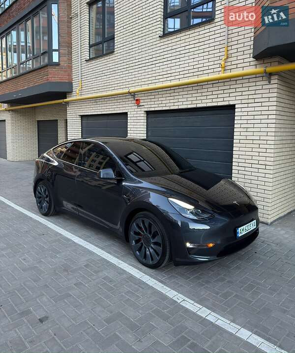 Tesla Model y (2024)