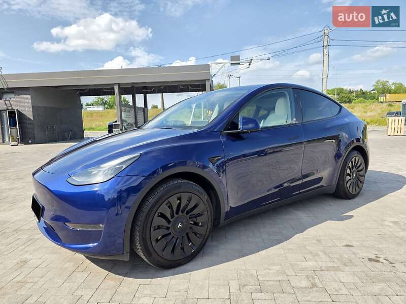 Tesla Model y (2023)
