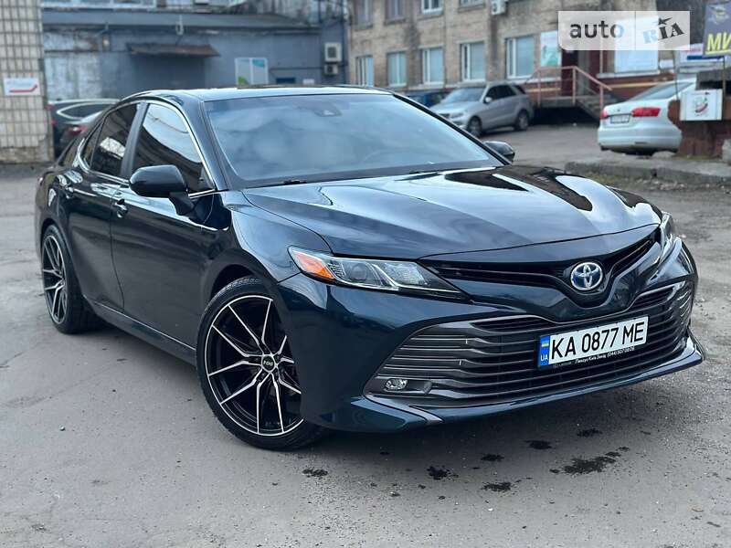 Toyota Camry hybrid (2020)