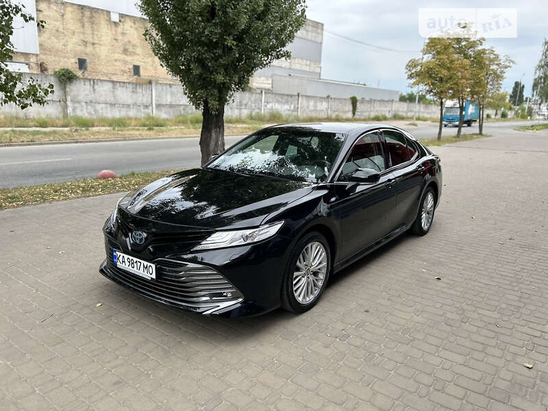 Toyota Camry hybrid (2020)