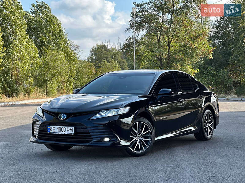 Toyota Camry hybrid (2022)