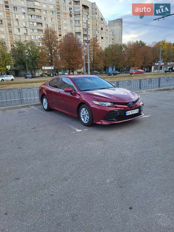 Toyota Camry hybrid (2019)