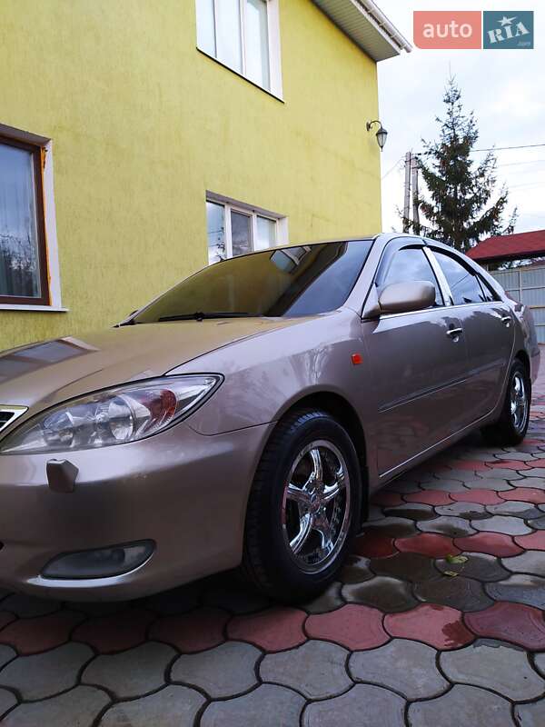 Toyota Camry (2004)