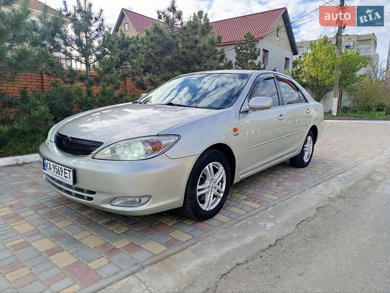 Toyota Camry (2004)