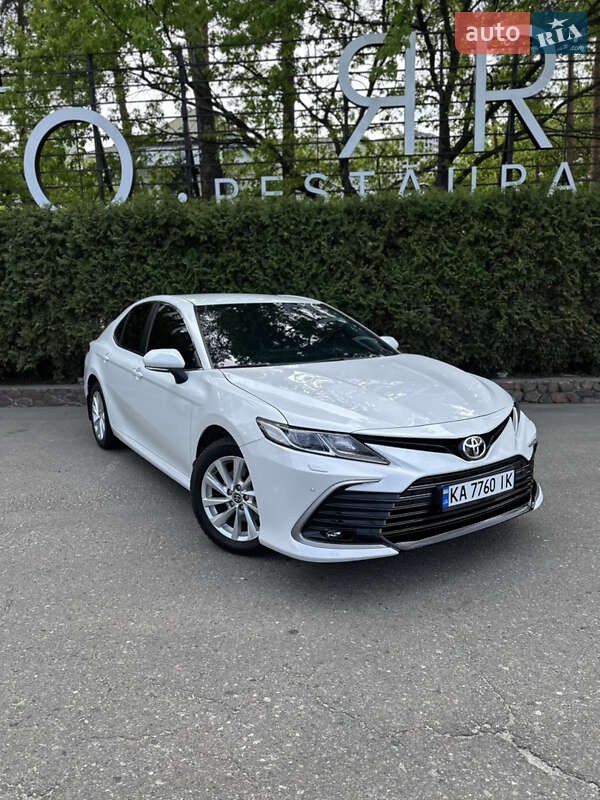 Toyota Camry (2021)