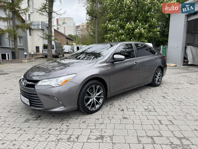 Toyota Camry (2016)