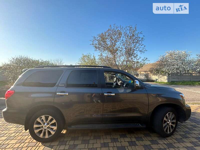 Toyota Sequoia (2015)