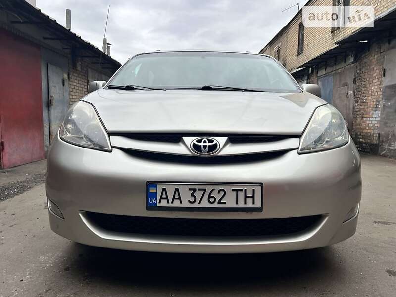 Toyota Sienna (2006)