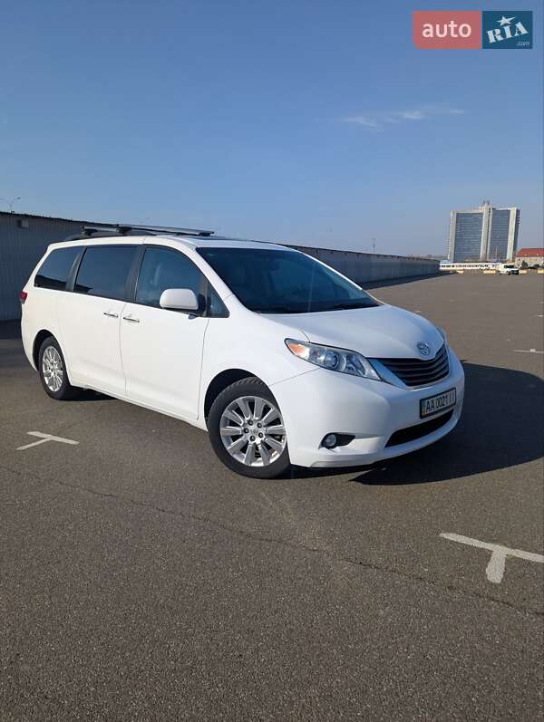 Toyota Sienna (2011)