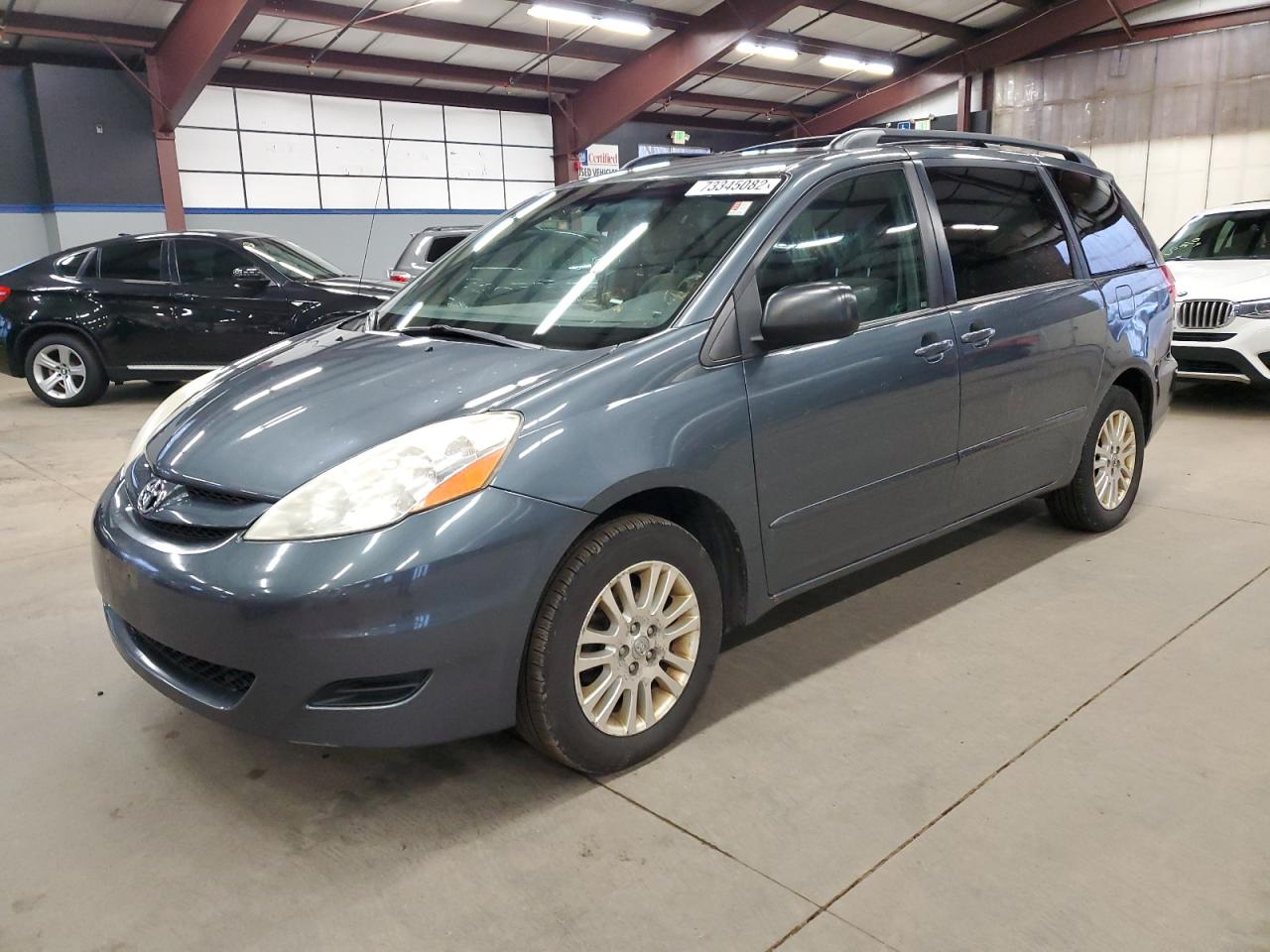 Toyota Sienna le (2010)