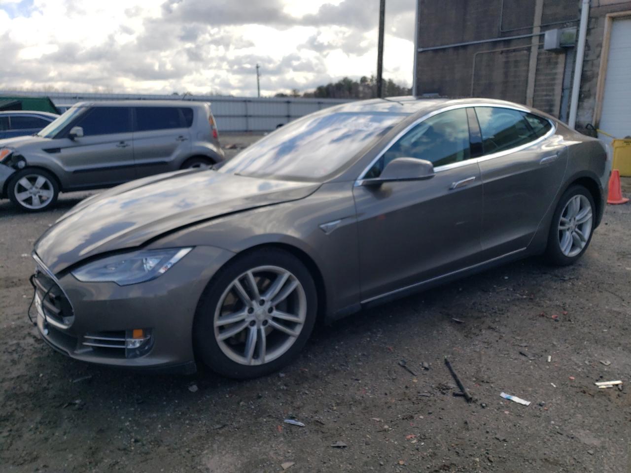 Tesla Model s (2015)