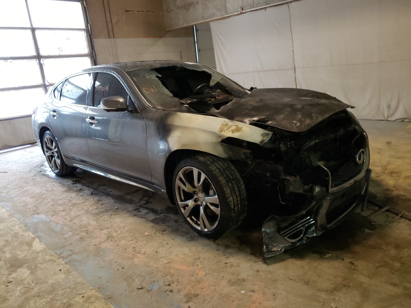 Infiniti Q70l 3-7 (2016)