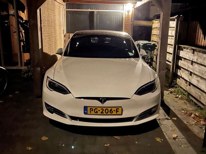 Tesla Model s (2017)