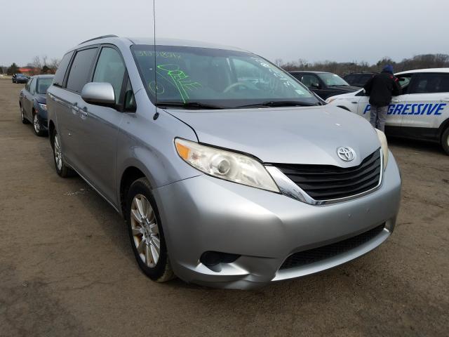 Toyota Sienna le (2011)